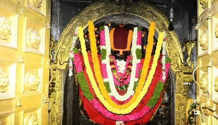 Mystery Temple: ఈ ఆలయంలోని విగ్రహాన్ని ముట్టుకుంటే సొట్టపడుతుంది.. ఎక్కడ ఉందో తెలుసా? Mystery Temple: ఈ ఆలయంలోని విగ్రహాన్ని ముట్టుకుంటే సొట్టపడుతుంది.. ఎక్కడ ఉందో తెలుసా?