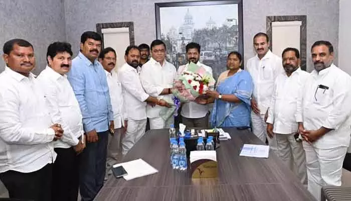 సీఎం రేవంత్ రెడ్డితో మంత్రి సీతక్క సహా ఎస్టీ నియోజక వర్గాల ఎమ్మెల్యేల భేటీ సీఎం రేవంత్ రెడ్డితో మంత్రి సీతక్క సహా ఎస్టీ నియోజక వర్గాల ఎమ్మెల్యేల భేటీ