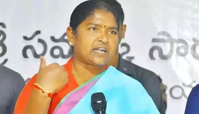 బీఆర్ఎస్వి దిగజారుడు రాజకీయాలు.. మంత్రి సీతక్క బీఆర్ఎస్వి దిగజారుడు రాజకీయాలు.. మంత్రి సీతక్క