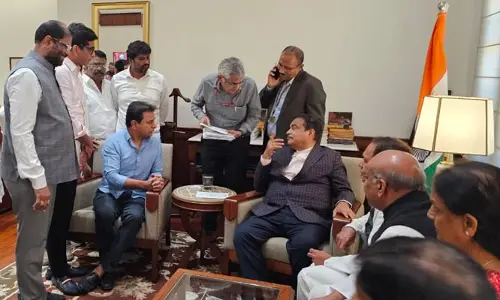 కేంద్ర మంత్రి నితిన్ గడ్కరీని కలిసిన కేటీఆర్.. పార్టీ ఫిరాయింపులపై కీలక వ్యాఖ్యలు