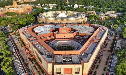Central Govt: కేంద్రంపై  పెండింగ్‌ లో 7 లక్షల కేసులు