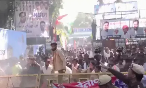 Delhi: ఢిల్లీలో తీవ్ర ఉద్రిక్తత.. పార్లమెంట్ ముట్టడికి యూత్ కాంగ్రెస్ నేతల యత్నం