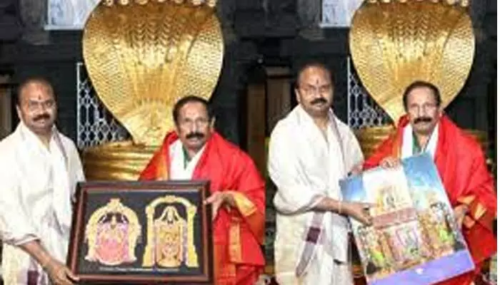 Tirumala:శ్రీవారిని దర్శించుకున్న ఏపీ సీఎస్ విజయానంద్ Tirumala:శ్రీవారిని దర్శించుకున్న ఏపీ సీఎస్ విజయానంద్