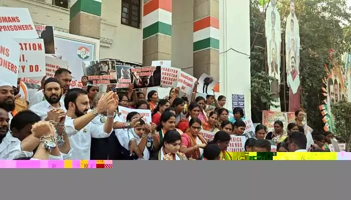 Gandhi Bhavan: అమెరికాకు గులాంగిరి బంద్ ఖరో.. చేతులు, కాళ్లకు బేడీలతో కాంగ్రెస్ నేతలు Gandhi Bhavan: అమెరికాకు గులాంగిరి బంద్ ఖరో.. చేతులు, కాళ్లకు బేడీలతో కాంగ్రెస్ నేతలు