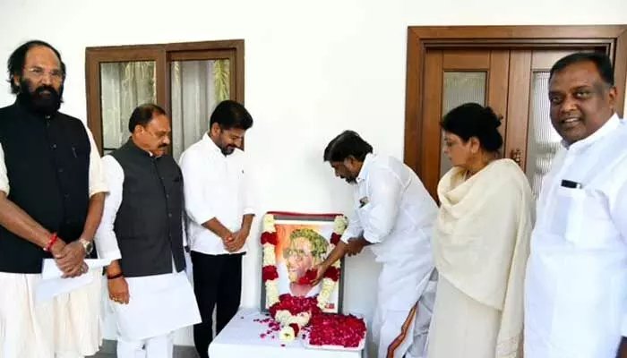 CM Revanth Reddy : మాజీ పీసీసీ అధ్యక్షుడు మల్లు అనంత రాములుకు సీఎం రేవంత్ రెడ్డి ఘన నివాళులు CM Revanth Reddy : మాజీ పీసీసీ అధ్యక్షుడు మల్లు అనంత రాములుకు సీఎం రేవంత్ రెడ్డి ఘన నివాళులు