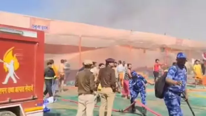 Maha Kumbh: మహాకుంభమేళాలో మరోసారి అగ్నిప్రమాదం.. Maha Kumbh: మహాకుంభమేళాలో మరోసారి అగ్నిప్రమాదం..