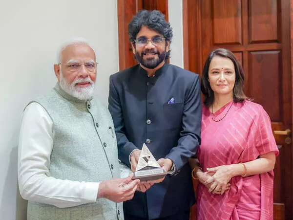 ప్రధాని మోడీని కలిసిన నాగార్జున ఫ్యామిలీ ప్రధాని మోడీని కలిసిన నాగార్జున ఫ్యామిలీ