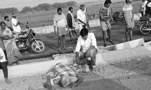 రోడ్డు దాటుతుండగా కారు ఢీకొంది..