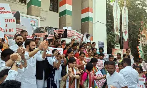 Gandhi Bhavan: అమెరికాకు గులాంగిరి బంద్ ఖరో.. చేతులు, కాళ్లకు బేడీలతో కాంగ్రెస్ నేతలు