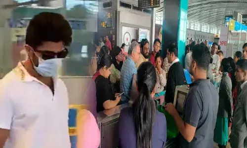 విమానం కోసం విజయ్ దేవరకొండ  సహా ఐఏఎస్, ఐపీఎస్ ఆఫీసర్ల పడిగాపులు.. శంషాబాద్ లో  ఘటన