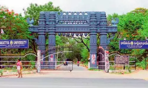 Kakatiya University : కాకతీయ యూనివర్సిటీలో విద్యార్థుల వీరంగం