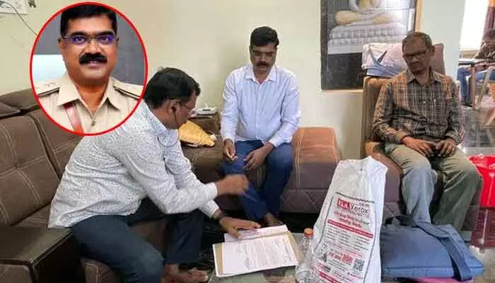 ఏసీబీకి పక్కా ఆధారాలతో దొరికిన డీటీసీ శ్రీనివాస్.. ఎన్ని రూ.కోట్ల ఆస్తులు బయటపడ్డాయంటే.. ఏసీబీకి పక్కా ఆధారాలతో దొరికిన డీటీసీ శ్రీనివాస్.. ఎన్ని రూ.కోట్ల ఆస్తులు బయటపడ్డాయంటే..