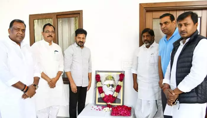CM Revanth: మాజీ రాష్ట్రపతి జాకీర్ హుస్సేన్కు సీఎం రేవంత్ రెడ్డి నివాళి.. CM Revanth: మాజీ రాష్ట్రపతి జాకీర్ హుస్సేన్కు సీఎం రేవంత్ రెడ్డి నివాళి..