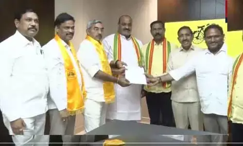 TDP MLC : టీడీపీ ఎమ్మెల్సీ అభ్యర్థులకు బీ ఫారాల పంపిణీ