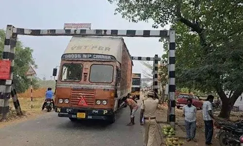 రైల్వే వంతెన వద్ద ఆగిపోయిన లారీ.. నిలిచిన ట్రాఫిక్‌