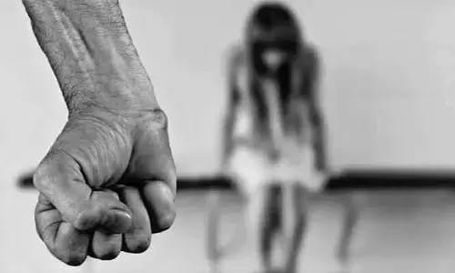 మాయమాటలతో నమ్మించి అత్యాచారం.. ఆపై నగ్నంగా ఫొటోలు తీసి బ్లాక్‌మెయిల్