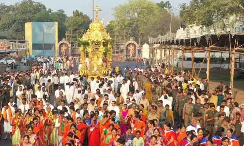 శ్రీశైలంలో వైభవంగా స్వర్ణ రథోత్సవం