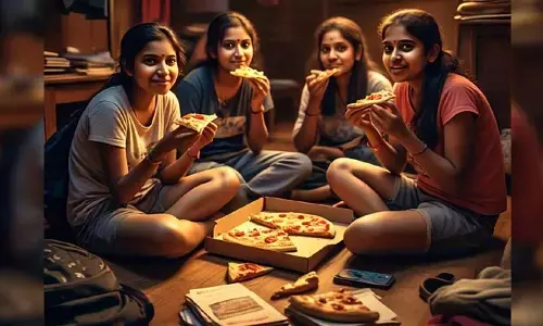 ఆన్‌లైన్‌లో పిజ్జా ఆర్డర్ చేసిన అమ్మాయిలు.. నెల రోజులు సస్పెండ్ చేసిన హాస్టల్ వార్డెన్
