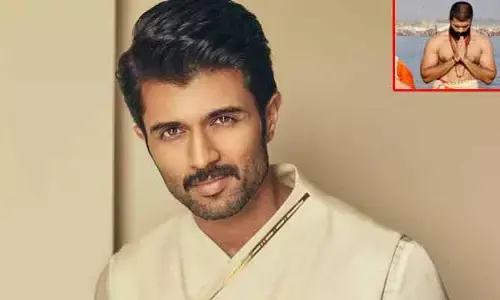 Vijay Deverakonda: ఎట్టకేలకు కుంభమేళాకు చేరుకున్న విజయ్ దేవరకొండ.. కాషాయ దుస్తుల్లో ఆమెతో స్నానం చేస్తున్న ఫొటోలు వైరల్