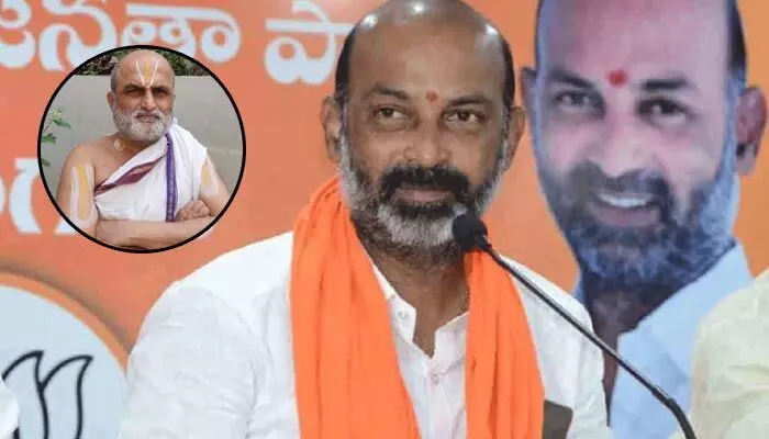 Bandi Sanjay: రంగరాజన్కు కేంద్ర మంత్రి బండి సంజయ్ ఫోన్లో పరామర్శ Bandi Sanjay: రంగరాజన్కు కేంద్ర మంత్రి బండి సంజయ్ ఫోన్లో పరామర్శ