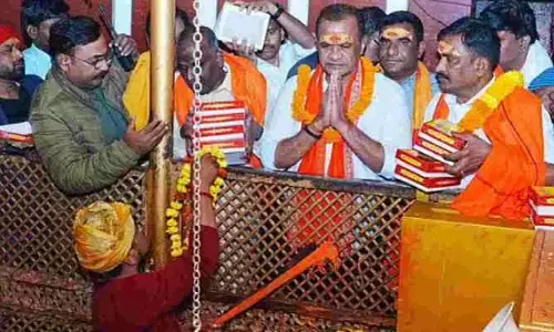 Minister Komatireddy: త్రివేణి సంగమంలో మంత్రి కోమటిరెడ్డి పుణ్య స్నానం..