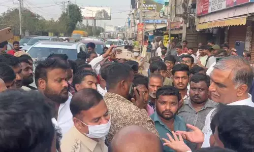 Victims: హరీశన్నా.. మాజీ మంత్రి కారుకు అడ్డువచ్చిన బాధితులు.. తర్వాత ఏమైంది?
