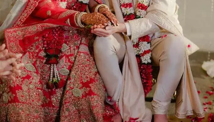 ఓ వైపు పెళ్లికి నో ఇంట్రెస్ట్.. మరోవైపు పెరుగుతున్న విడాకులు ఓ వైపు పెళ్లికి నో ఇంట్రెస్ట్.. మరోవైపు పెరుగుతున్న విడాకులు