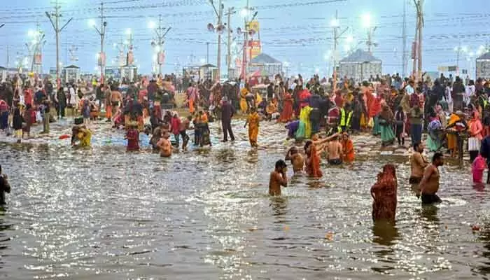 ప్రయాగ్రాజ్లో కొనసాగుతున్న భక్తుల రద్దీ.. ఆ మార్గాల్లో భారీగా ట్రాఫిక్ జాం ప్రయాగ్రాజ్లో కొనసాగుతున్న భక్తుల రద్దీ.. ఆ మార్గాల్లో భారీగా ట్రాఫిక్ జాం