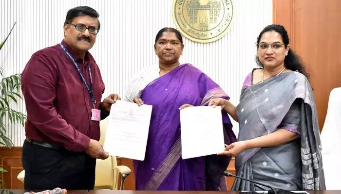 CRISP: తెలంగాణలో కేరళ మోడల్..! మంత్రి సీతక్కతో రిటైర్డ్ ఐఏఎస్ భేటీ.. సంస్థతో ఎంఓయూ CRISP: తెలంగాణలో కేరళ మోడల్..! మంత్రి సీతక్కతో రిటైర్డ్ ఐఏఎస్ భేటీ.. సంస్థతో ఎంఓయూ