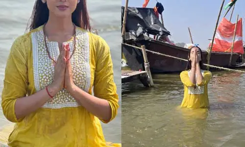 కుంభమేళాకు వెళ్లిన బాలయ్య బ్యూటీ.. మెడలో ఆ మాలతో కనిపించడంతో అంతా షాక్.. పోస్ట్ వైరల్