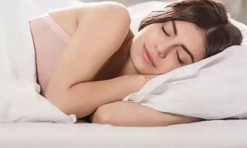 Sleeping Position: కాళ్ల మధ్య దిండు పెట్టుకుని పడుకుంటున్నారా.. ఈ విషయాలు తప్పక తెలుసుకోండి?