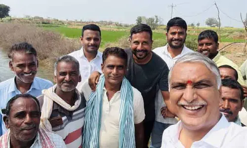 రైతులతో హరీష్ రావు ముఖాముఖి.. రంగనాయక సాగర్ కాలువ వద్ద రైతులతో సెల్ఫీ