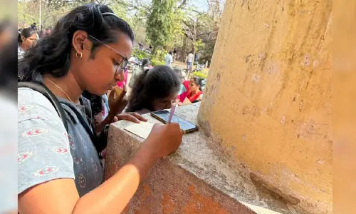 OU: మెగా డీఎస్సీ, నిరుద్యోగ భృతి, స్కూటీలు ఇవ్వాలని ఓయూలో విద్యార్థులు నిరసన