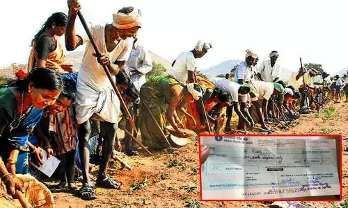 ప్రభుత్వ ఉద్యోగికి రూ.లక్ష ఉపాధి హామీ చెక్కు