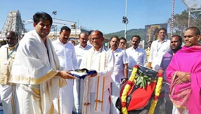 తిరుమల శ్రీవారికి ఖరీదైన కానుకలు.. ధర ఎంతో తెలిస్తే షాకవ్వాల్సిందే? తిరుమల శ్రీవారికి ఖరీదైన కానుకలు.. ధర ఎంతో తెలిస్తే షాకవ్వాల్సిందే?