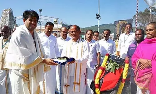 తిరుమల శ్రీవారికి ఖరీదైన కానుకలు.. ధర ఎంతో తెలిస్తే షాకవ్వాల్సిందే?