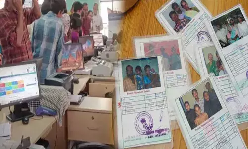 Ration cards: రేషన్ కార్డుల దరఖాస్తుల్లో ట్విస్ట్.. మీ సేవలో దరఖాస్తు చేసినా రసీదు ఆఫ్ లైన్ లో ఇవ్వాల్సిందే