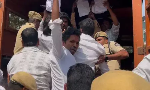 Breaking News : సీఎం రేవంత్ రెడ్డి ఇంటిని ముట్టడించిన మున్నూరు కాపు నేతలు