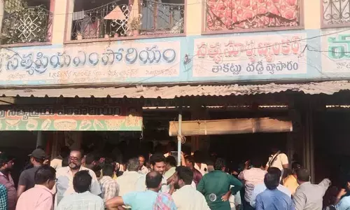 ఆ నినాదాలతో బ్యాంకు ఎదుట బాధితుల ఆందోళన..!