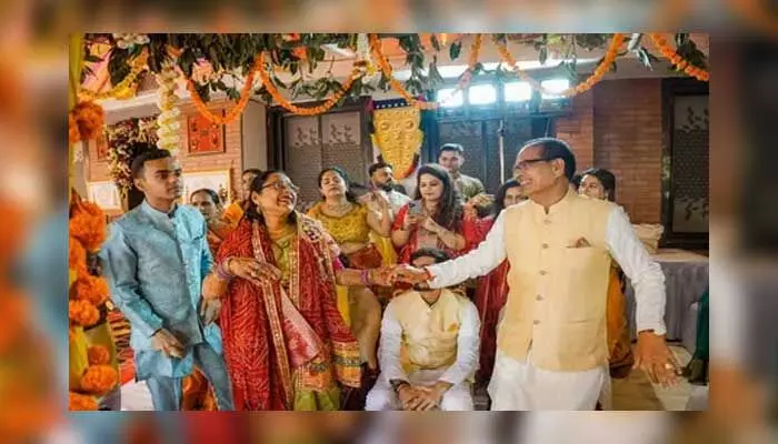 Viral Video : చిందేసిన శివరాజ్ సింగ్ చౌహాన్.. కారణం ఇదే! Viral Video : చిందేసిన శివరాజ్ సింగ్ చౌహాన్.. కారణం ఇదే!
