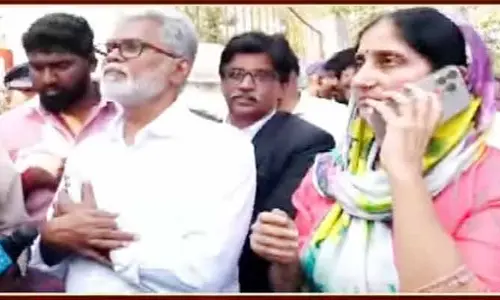 Ap: కృష్ణలంక పీఎస్ వద్ద ఉద్రిక్తత.. వంశీ భార్యను అడ్డుకున్న పోలీసులు