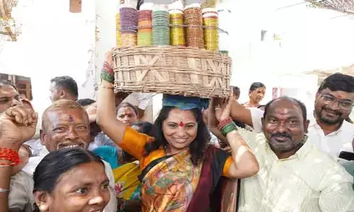 MLC Kavitha : పూసలమ్మ గాజుల గంపతో కవితక్క మురిపెం!