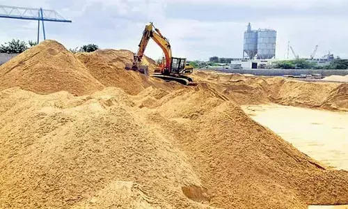 ఇసుక వ్యాపారుల ఇష్టారాజ్యం.. అనుమతుల మాటున అక్రమాలు