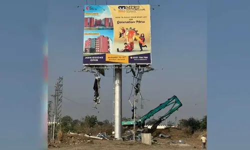 అక్రమ హోర్డింగుల‌ను తొల‌గించిన హైడ్రా