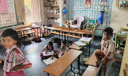 సంతకం పెట్టి వెళ్లిపోతున్న హెడ్‌మాస్టర్.. స్కూళ్లో దిక్కుతోచని స్థితిలో విద్యార్థులు