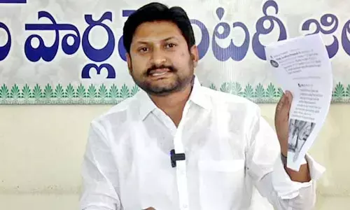 మాజీ ఎమ్మెల్యేకు ఊహించని షాక్.. ఎస్సీ, ఎస్టీ అట్రాసిటీ కేసు నమోదు
