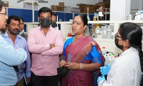 ఆ ఆఫీస్‌లోకి సడన్‌గా ఎంట్రీ ఇచ్చిన మంత్రి.. ముందు షాకైనా తర్వాత హర్షం వ్యక్తం చేసిన అధికారులు
