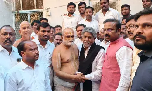 Manda Krishna Madiga : రంగరాజన్ ను పరామర్శించిన మంద కృష్ణమాదిగ