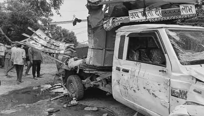 Road Accident: ఘోర రోడ్డు ప్రమాదం.. స్పాట్లోనే 10 మంది దుర్మరణం Road Accident: ఘోర రోడ్డు ప్రమాదం.. స్పాట్లోనే 10 మంది దుర్మరణం