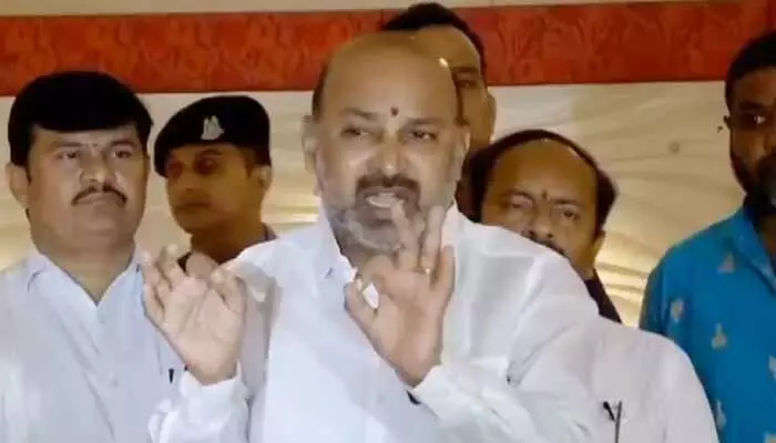 Bandi Sanjay: అలా చేస్తే కేంద్రాన్ని ఒప్పిస్తాం.. బీసీ రిజర్వేషన్లపై సర్కార్కు బండి సంజయ్ సవాల్ Bandi Sanjay: అలా చేస్తే కేంద్రాన్ని ఒప్పిస్తాం.. బీసీ రిజర్వేషన్లపై సర్కార్కు బండి సంజయ్ సవాల్